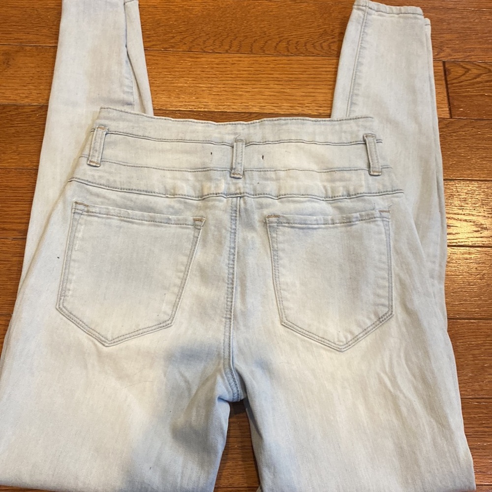 Refuge size 8 highwaisted distressed skinny jeans, light wash - Picture 6 of 7